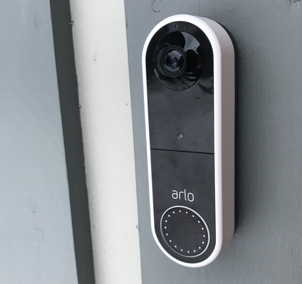 foto: senses.se - Arlo Essential - Video Doorbell Wire-free - monterad på dörr