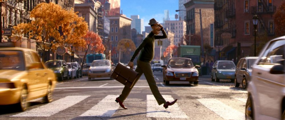 Pressbild: Pixar/Disney - Soul (Själen) - copyright 2021 - Joe walks over road.