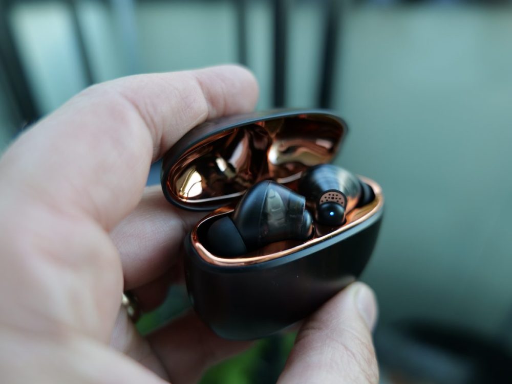 Eleganta Creative Aurvana Ace 2 vilar lätt i handen.