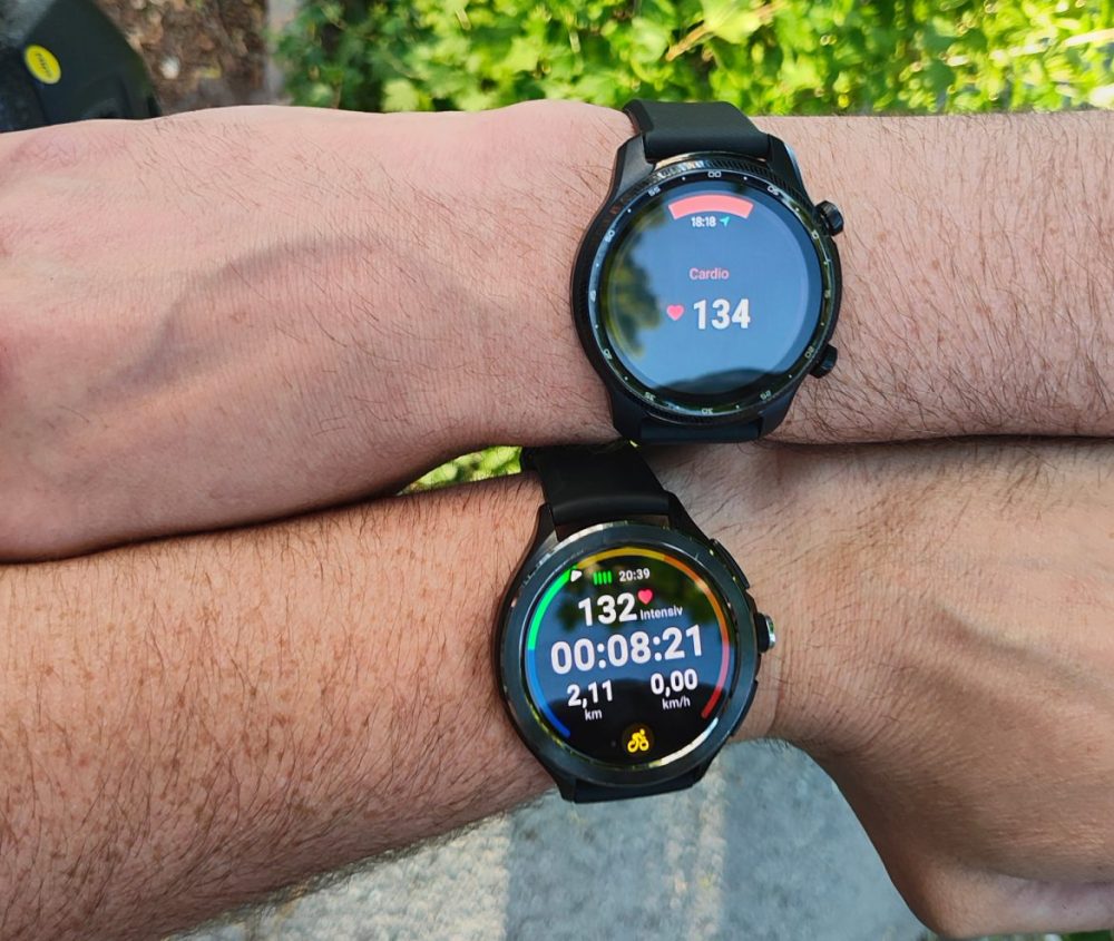 Xiaomi Watch 2 Pro bredvid Mobvoi TicWatch Pro 3 Ultra GPS för pulsjämförelse.