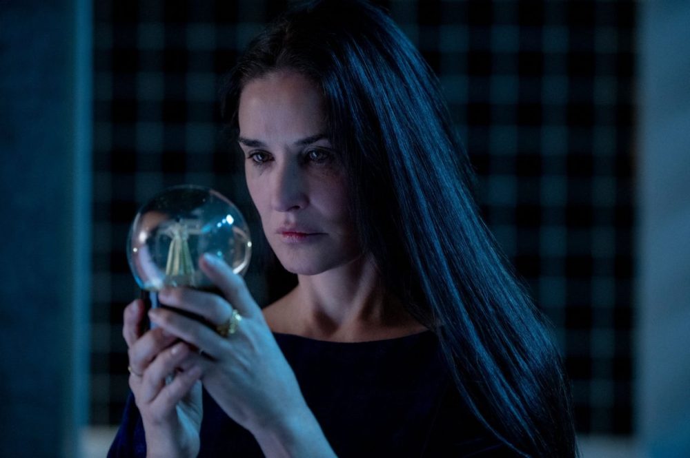 Foto: The Substance_ CourtesyofNonstopentertainment - The Substance - Demi Moore holding a snowglobe.